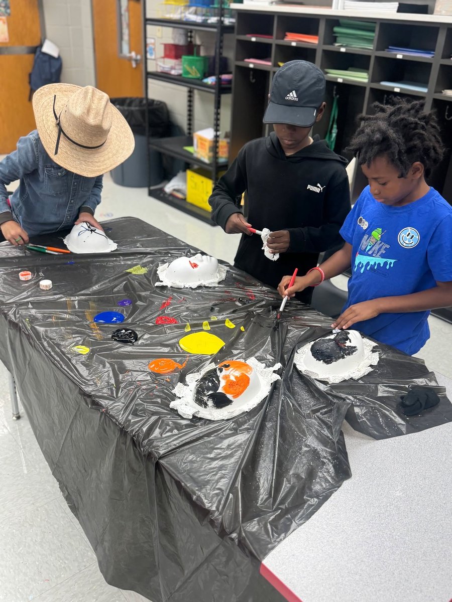 NettletonSTEAMe's tweet image. 🌟🌟 Special Class Spotlight 🌟🌟
Our 2nd Grade Classes are continuing to create their Day of the Dead masks in Art Class. Check out Mrs. Thornton&apos;s students hard at work!! 💀💀🎨🎨
#STEAMe #SpecialClassSpotlight