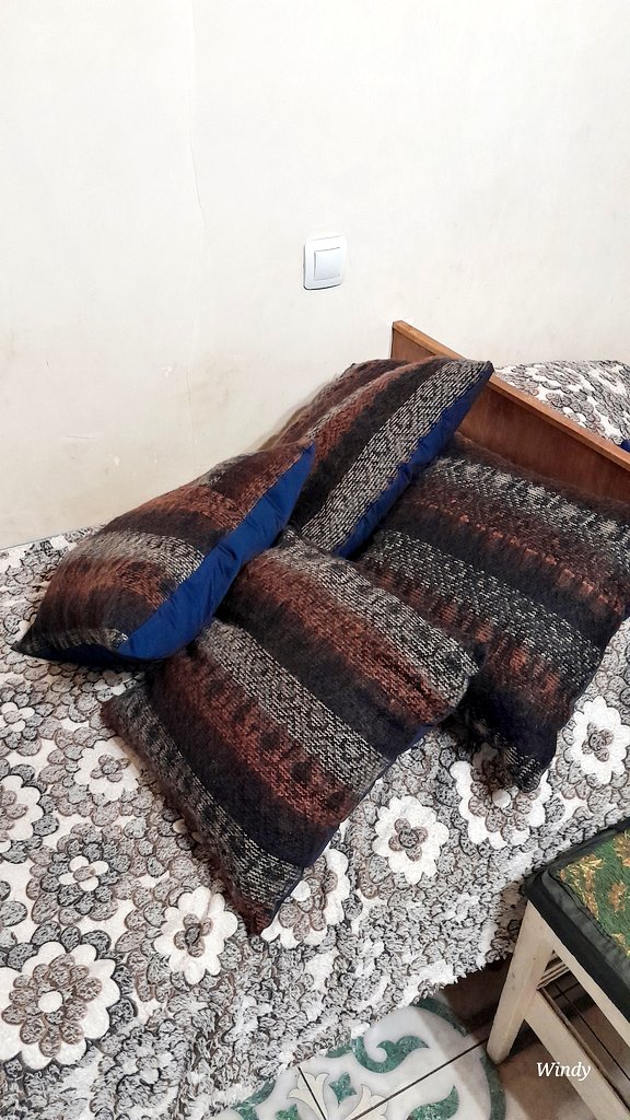 Rootdar's tweet image. Ladies, @chilichrissy and @naksit I gave Vika the volunteer a thousand hryvnia, as was agreed.

I also sent her my own scarf. 🧣

✨️ The pillows arrived today. ✨️

The girls will use the money for buying more materials.
And the pillows will go to the military.
So far, we have