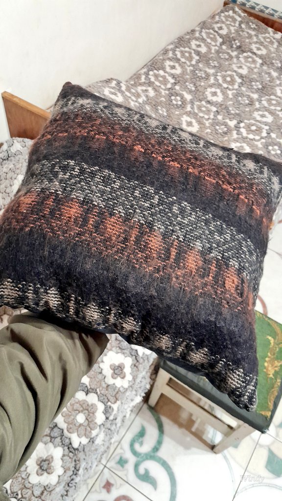 Rootdar's tweet image. Ladies, @chilichrissy and @naksit I gave Vika the volunteer a thousand hryvnia, as was agreed.

I also sent her my own scarf. 🧣

✨️ The pillows arrived today. ✨️

The girls will use the money for buying more materials.
And the pillows will go to the military.
So far, we have