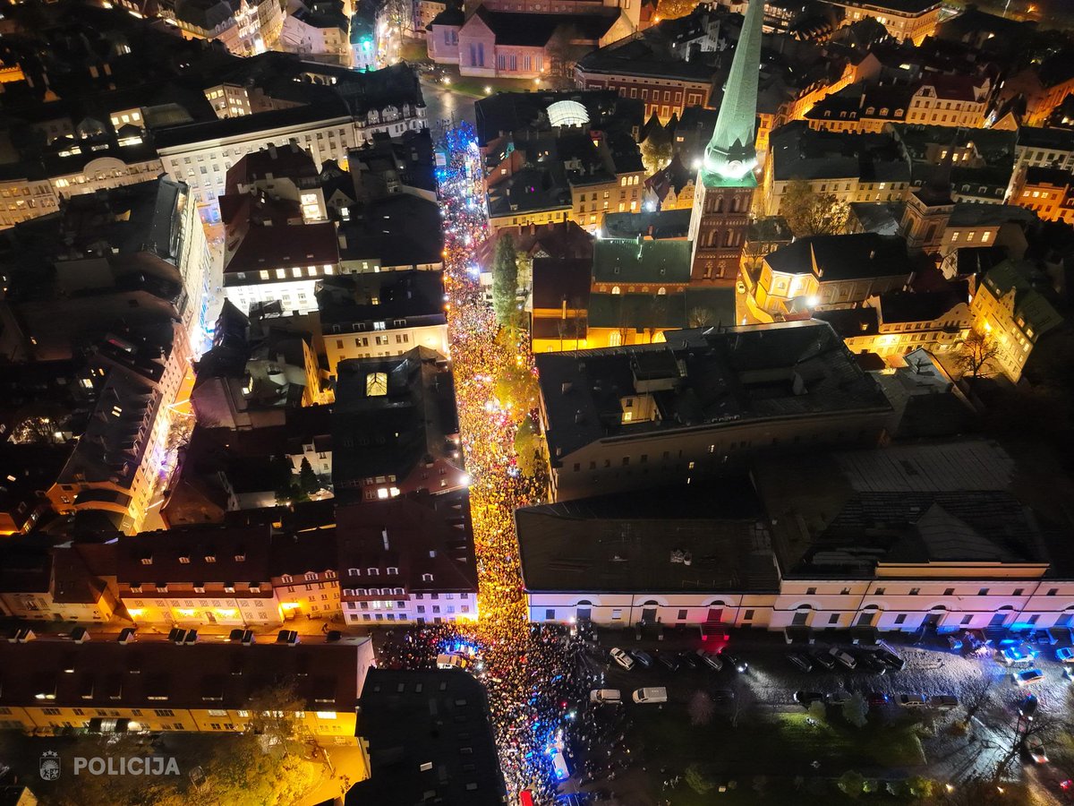 Valsts policijas aplēses liecina, ka šodien, 29. oktobrī, pie Saeimas pieteiktajā sapulcē pret izstāšanos no Stambulas konvencijas pulcējās aptuveni 5 tūkstoši cilvēku. 

Par sabiedrisko kārtību un drošību rūpējās Valsts policija sadarbībā ar <a href="/RigasPP/">Rīgas pašvaldības policija</a>. Pasākums aizvadīts bez