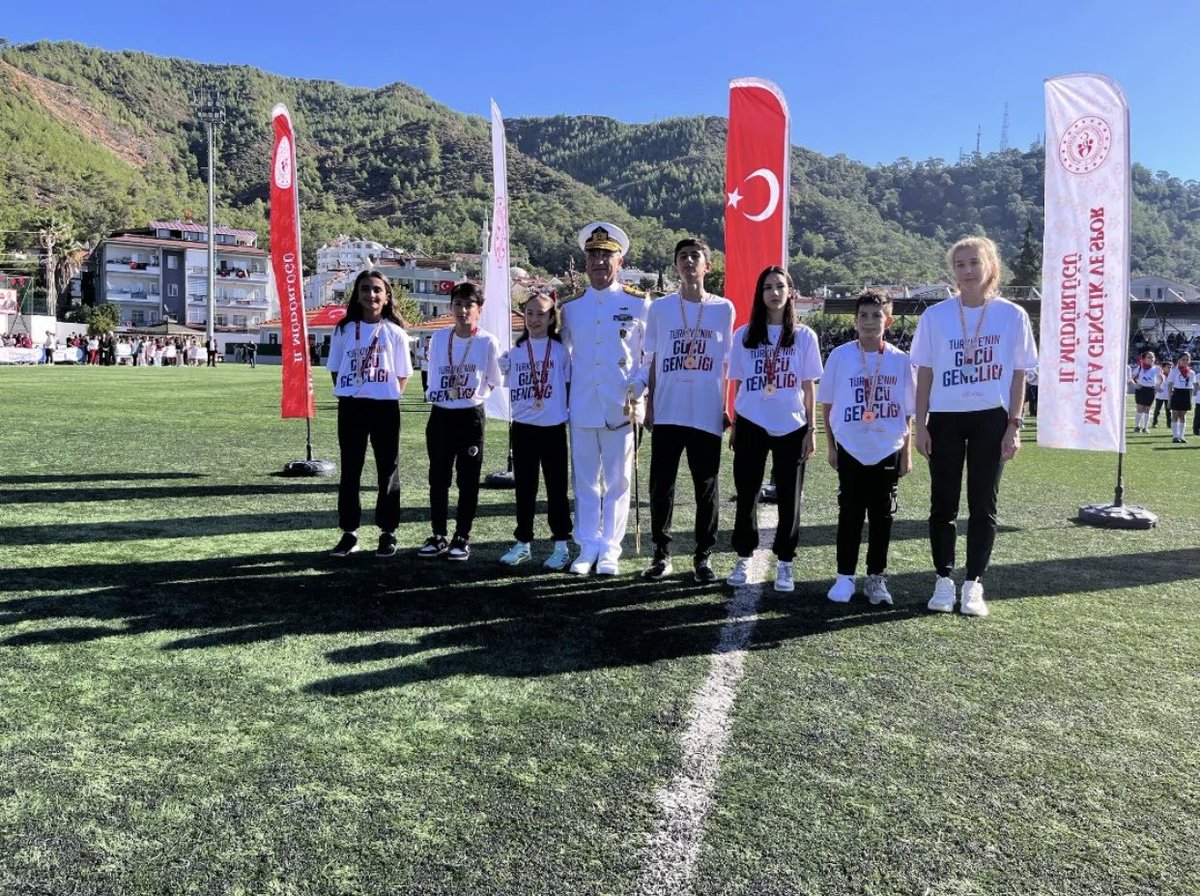 29 Ekim Cumhuriyet Bayramı etkinlikleri kapsamında düzenlenen koşu yarışmasında okulumuz 6/A sınıfı öğrencisi Hatice Evra COŞKUNÇAY 🥉oldu. Başarısından dolayı kendisini tebrik ediyoruz. ⁦<a href="/meb_dinogretimi/">MEB Din Öğretimi Genel Müdürlüğü</a>⁩ ⁦<a href="/mugla_mem/">Muğla İl Millî Eğitim Müdürlüğü</a>⁩ ⁦<a href="/MarmarisMem/">Marmaris İlçe Millî Eğitim Müdürlüğü</a>⁩
