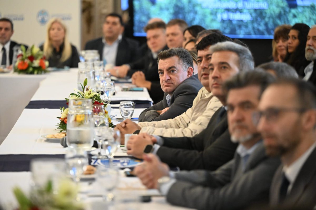 PedroSandilliok's tweet photo. Hoy acompañé al gobernador @OsvaldoJaldo en una importante reunión de gabinete ampliado, donde analizamos los avances de estos dos primeros años de gestión y los desafíos que vienen por delante.

👉🏻https://t.co/ZDHfUxNOk3 https://t.co/0LnQ5x9MG9