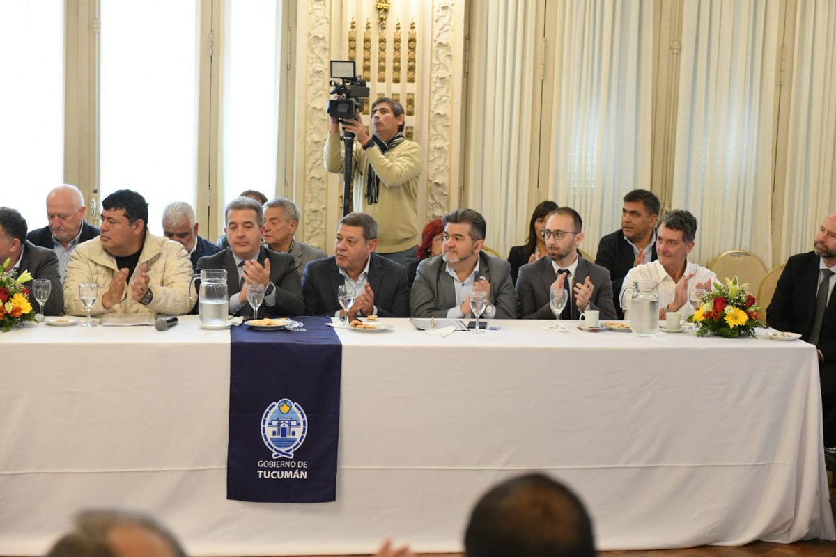 PedroSandilliok's tweet photo. Hoy acompañé al gobernador @OsvaldoJaldo en una importante reunión de gabinete ampliado, donde analizamos los avances de estos dos primeros años de gestión y los desafíos que vienen por delante.

👉🏻https://t.co/ZDHfUxNOk3 https://t.co/0LnQ5x9MG9