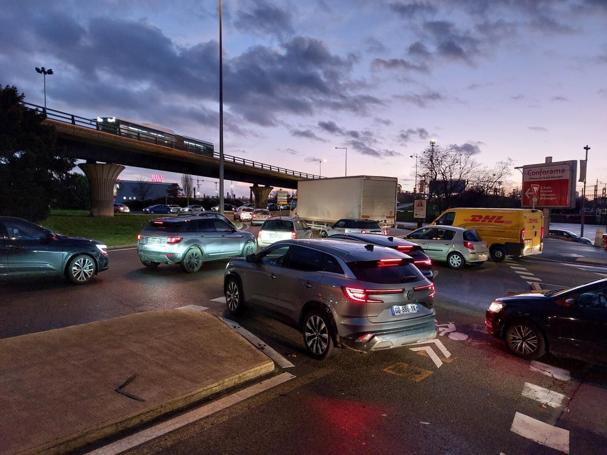 transportsidf's tweet photo. Plus de 550 kilomètres de bouchons en Île-de-France ce mercredi soir, un niveau exceptionnellement haut
➡️ https://t.co/lAw3bfCbaG https://t.co/Tp86zoyOtK