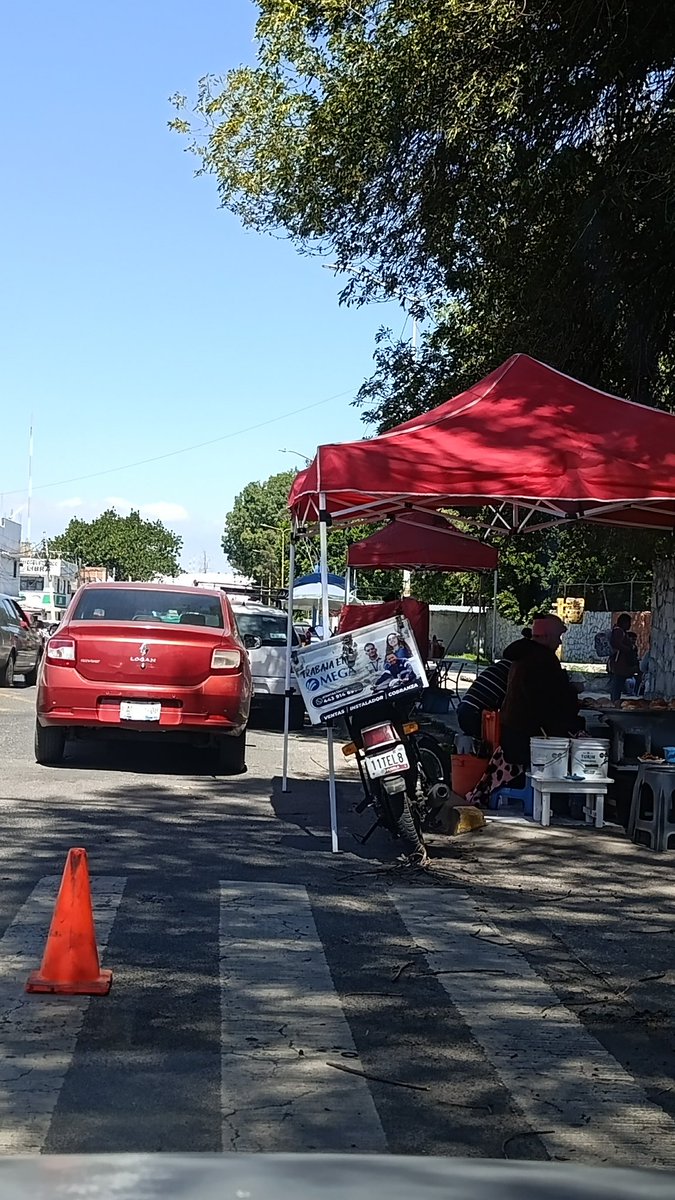 CrisCeron13's tweet photo. @pepechedrauimx  @Gob_Puebla @carlosmartinh @PueblaAyto @soyluisgabriel1  chequen en el CE Morelos  este ambulante que vende chalupas afuera , invade banqueta y calle, en la salida pone en riesgo a los estudiantes de todos los niveles ! Ojalá puedan regularlo gracias https://t.co/3NEvJGAgxM