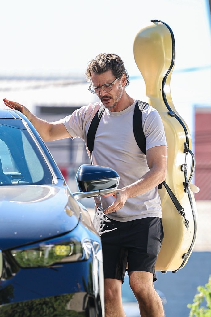 pascalarchive's tweet image. Pedro Pascal with his cello leaving the gym in Los Angeles