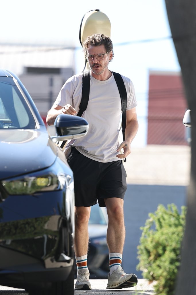 pascalarchive's tweet image. Pedro Pascal with his cello leaving the gym in Los Angeles