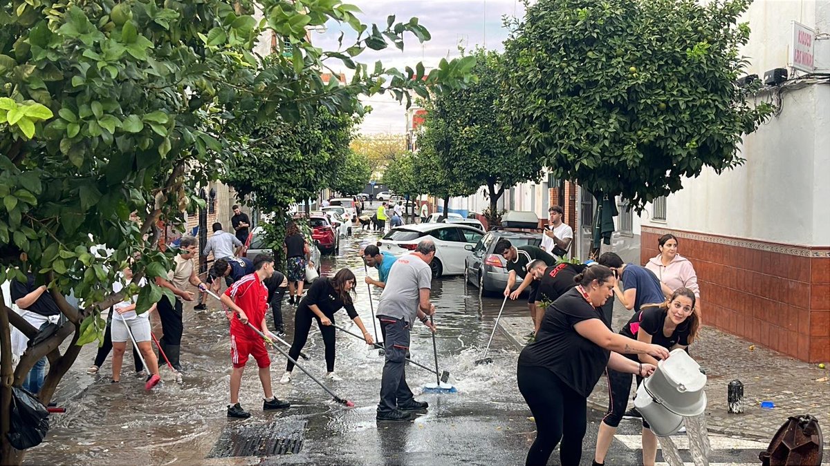 PasionDeSevilla's tweet photo. Asi están los vecinos del Cerro del Águila tras las tormentas de esta mañana, orgullo de barrio.

📸 Raul Ramirez.

 #SevillaHoy https://t.co/UX2zqzLGjW
