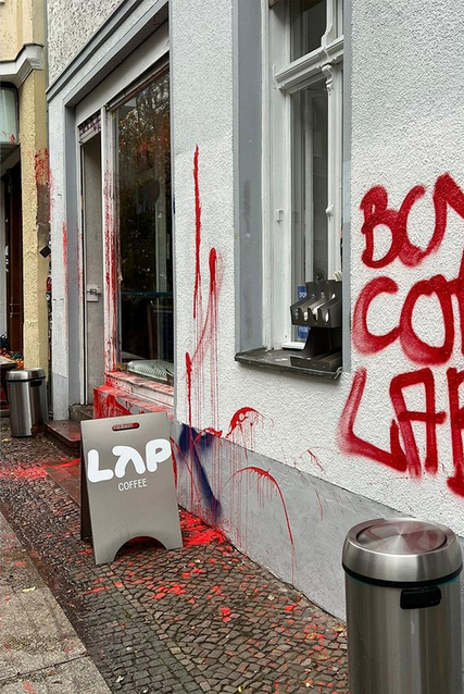datawrangler2's tweet photo. [*Offener Brief]
.
an den LAP COFFEE Gründer Ralph Hage (B, HH, M)
von: LapCoffeeScheisse am:29.10.2025-13:02
"Damit ein sinnvolles Gespräch eine Chance hat.."
https://t.co/wQertR1mWS
Video `Trasherchiert`:
Der Hype um #LapCoffee–wie die Kette uns benutzt!
https://t.co/VGtb3QMNDA https://t.co/TRux71sdEQ