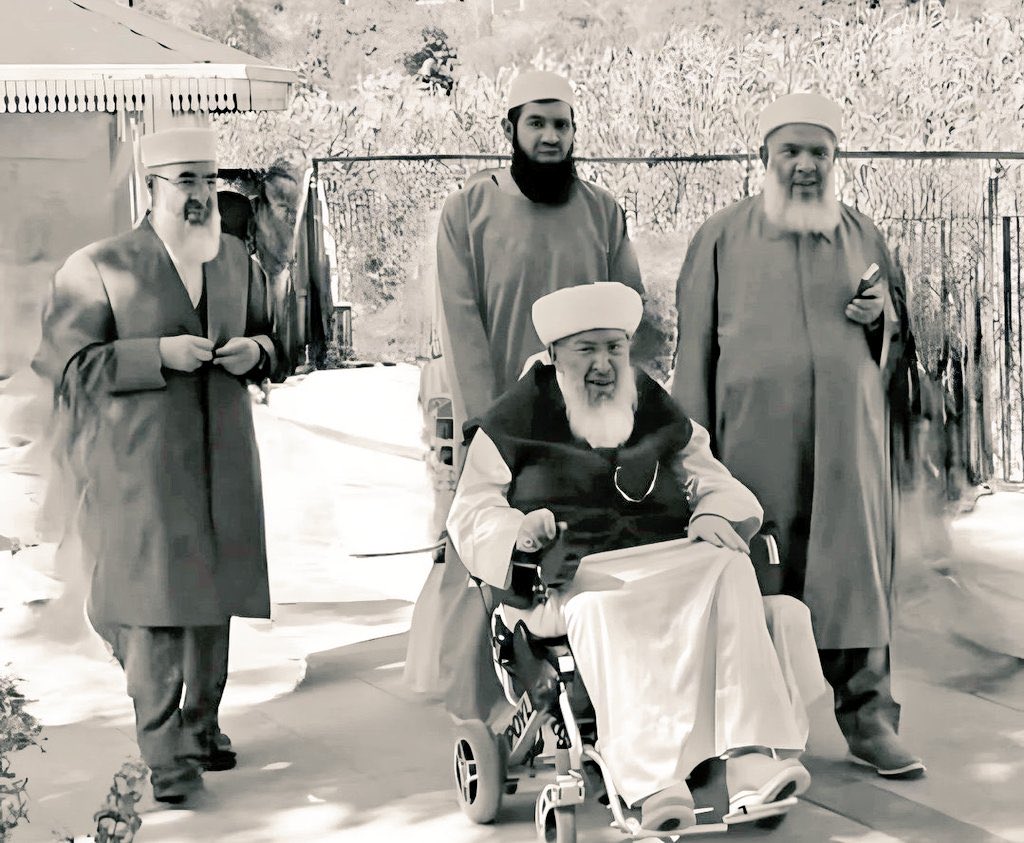 Sevgiyi yaratan Yüce Allah'ın razı olmadığı bütün sevgiler, geçicidir. Bir bahar gibi, açar ve sönerler. Ölüm gelir, sevgili gider, sevgi biter. Ancak Allah için sevenlerin sevgileri, ölümle sönmez. Dostlukları düşmanlığa, asla dönüşmez.

[ Dr. Dilâver Selvî ]