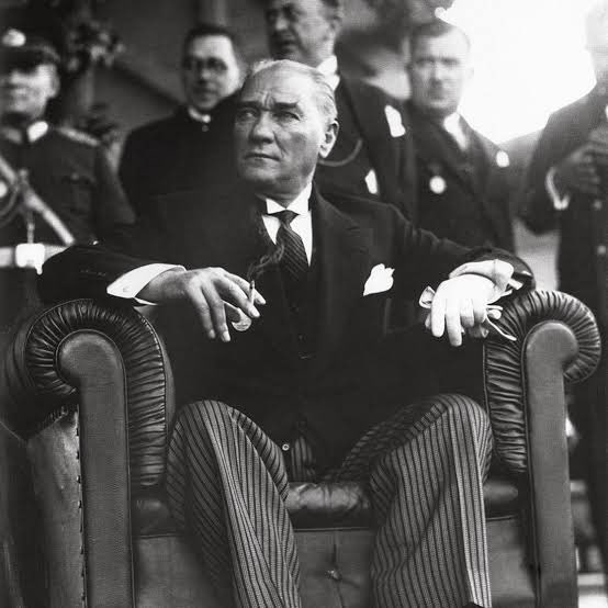 Uzun zamandır caddede böyle tutkulu bir 29 Ekim kutlaması görmemiştim, iyi hisettirdi. Yine, yeni, yeniden;

Ey Büyük Atatürk! Açtığın yolda, gösterdiğin hedefe durmadan yürüyeceğime ant içerim.