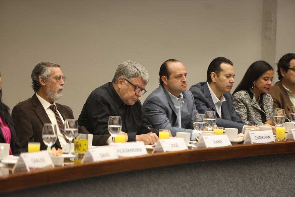 RBarbosaLaboral's tweet photo. Asistí a la penúltima Sesión Ordinaria del Consejo Directivo de la CANACO, donde dialogamos sobre los proyectos de la STPS y las oportunidades para que el sector empresarial se sume a generar entornos laborales más seguros, incluyentes y con bienestar para todas y todos. https://t.co/Ie3TJt3TJp
