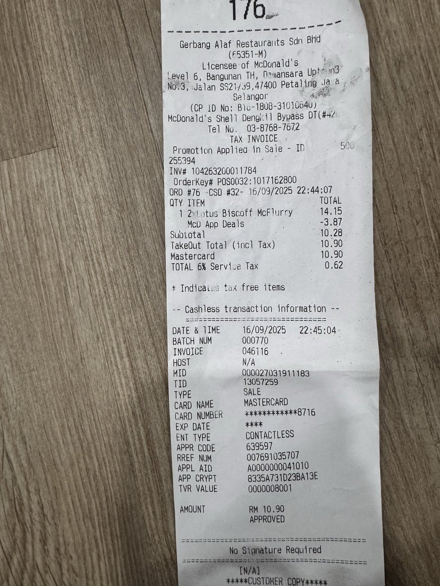 emighaa's tweet photo. Beli aiskrim guna apps @McDMalaysia , bayar pakai apps. Takde plak dkt banner letak sticker sold out. Habis bayar, pekerja ckp ice cream lotus habis. Nak ganti dgn oreo atau refund dorg tanya. Of course sis jwb refund. https://t.co/GqONSc41TN