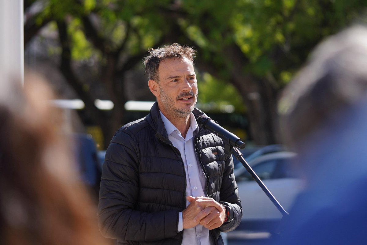 ✊🏛️ En el marco del programa Baldosas por la Memoria, participamos del homenaje a Roberto Sinigaglia, designado Presidente Honorario de la 1ra. Sesión de la Convención Constituyente 2025 y quien fuera convencional en 1962. Así, desde la Legislatura,  reafirmamos nuestro