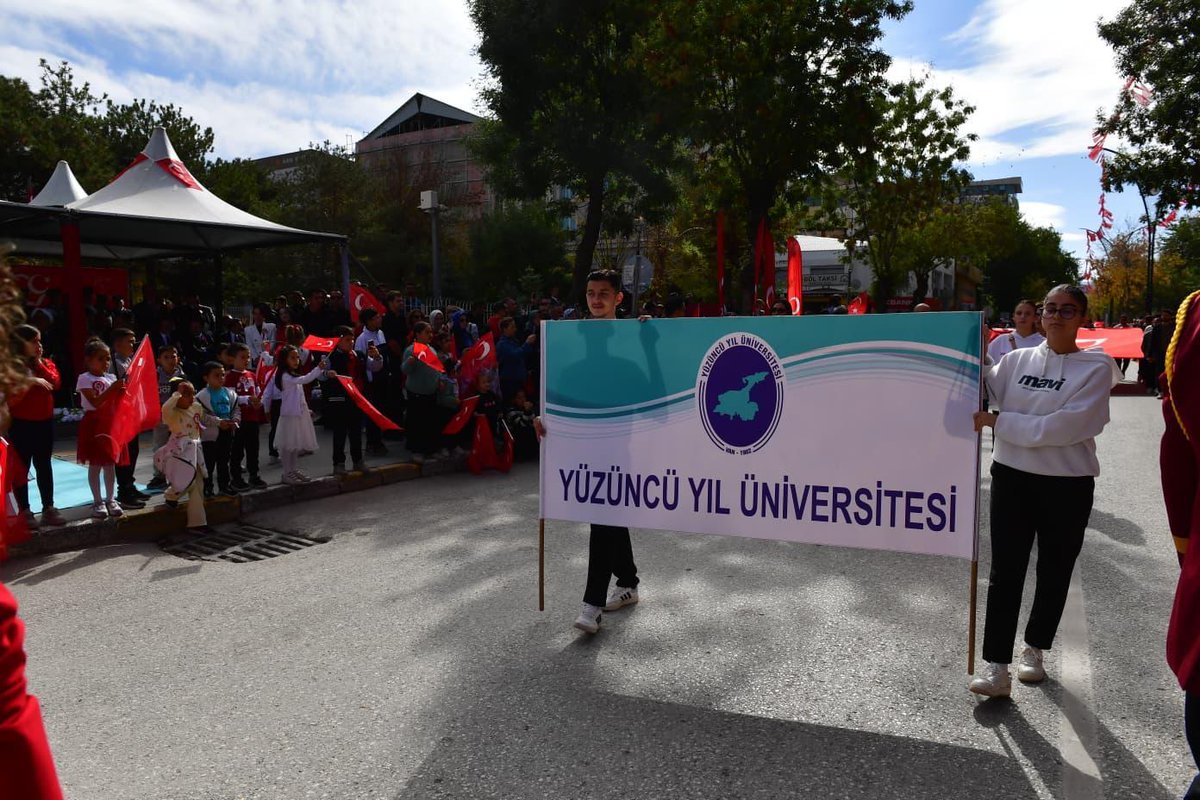 Van Yüzüncü Yıl Üniversitesi Rektörü Prof. Dr. Hamdullah Şevli, Cumhuriyetimizin ilanının 102. yıl dönümü dolayısıyla düzenlenen #29EkimCumhuriyetBayramı kutlama programına katıldı.

Valilik önünde Atatürk Anıtı’na çelenk sunulmasıyla başlayan kutlamalar, Cumhuriyet Caddesi ve