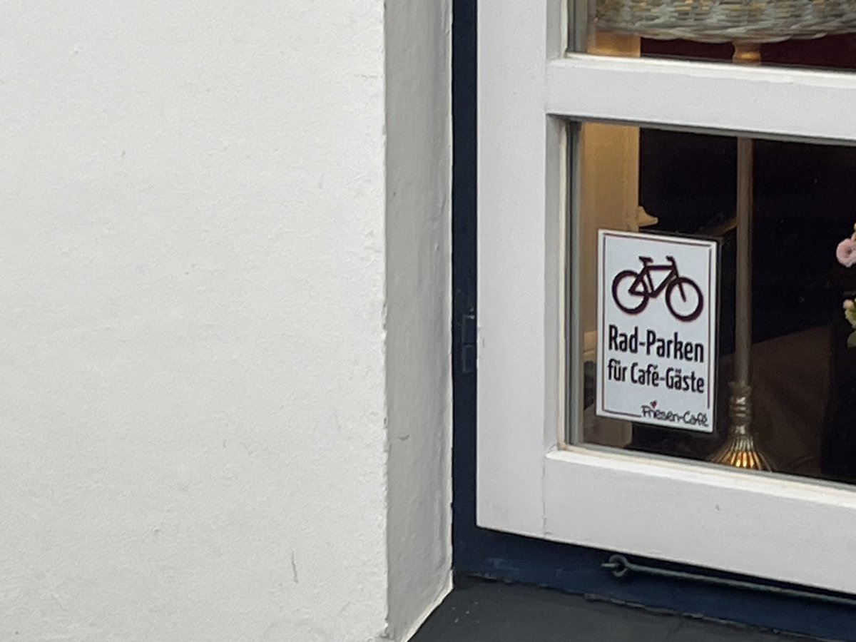 Topp-Idee: ein Restaurant bietet Fahrradstellplätze direkt vor dem Eingang an. #Amrum #Nebel