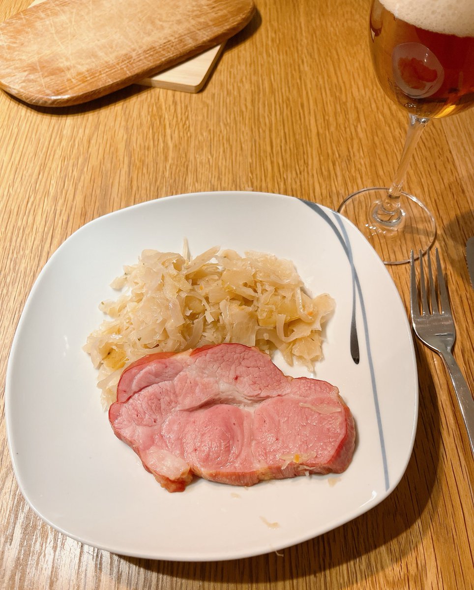 Doitzu_Gohan's tweet photo. 晩ご飯
カッスラー（塩漬け肉）、ザワークラウト（塩漬けキャベツ）、ベルギービール

帰宅したらマッシュポテトは子供に食い尽くされてました。。 https://t.co/O9uTEiY4mm