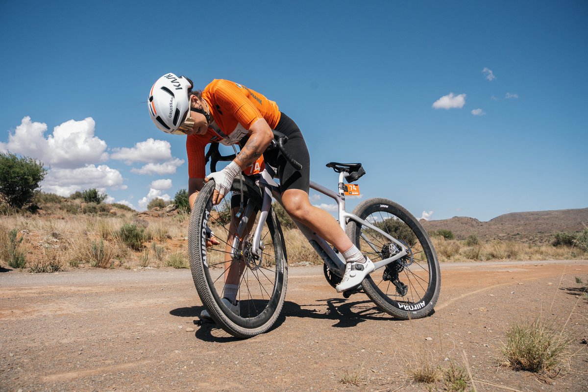 Axelle Dubau-Prevot punctured on Stage 4 and lost her grip on the <a href="/Nedbank/">Nedbank</a> #GravelBurn ochre leaders' jersey. In her absence Ashleigh Moolman-Pasio moved into the GC lead after finishing third on the day, behind Melisa Rollins and Hayley Preen: diverge.info/2025/10/29/gra…