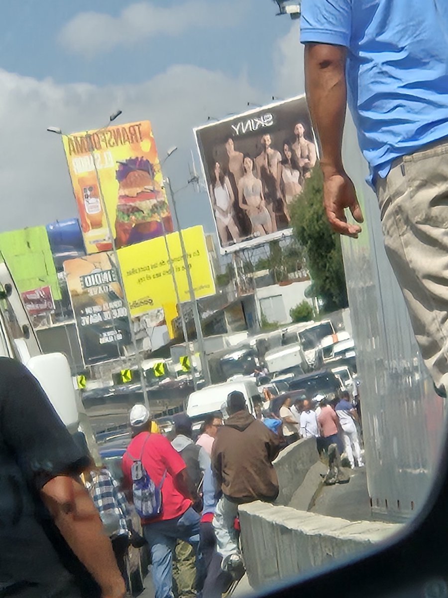 Confirmo que si hay bloqueo a la altura del Parque Naucalli ahorita a las 12:22 aqui me encuentro atrapada.