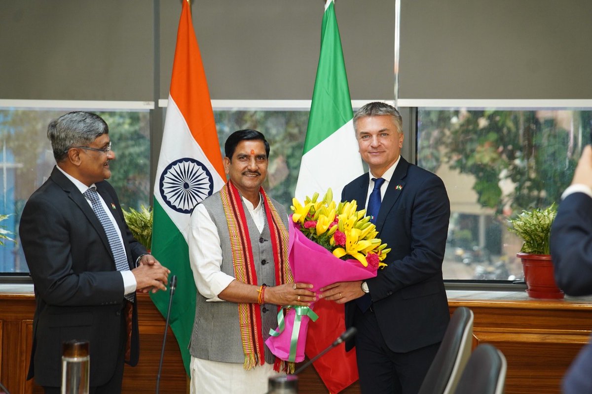 gkeren09's tweet photo. The India-Italy bilateral dialogue, held in New Delhi, paved the way for a strengthened urban partnership. 🇮🇳🤝🇮🇹

The meeting between Shri @tokhansahu_bjp , Union Minister of State for Housing and Urban Affairs, and Mr. @edorixi Deputy Minister of Infrastructure and Transport- https://t.co/xXb0e47zh7