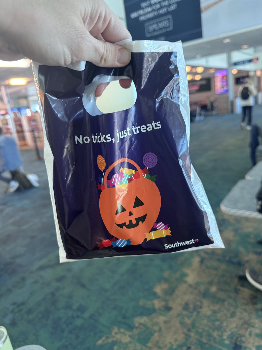 A little 🎃👻Halloween treat from <a href="/SouthwestAir/">Southwest Airlines</a> 💙❤️💛