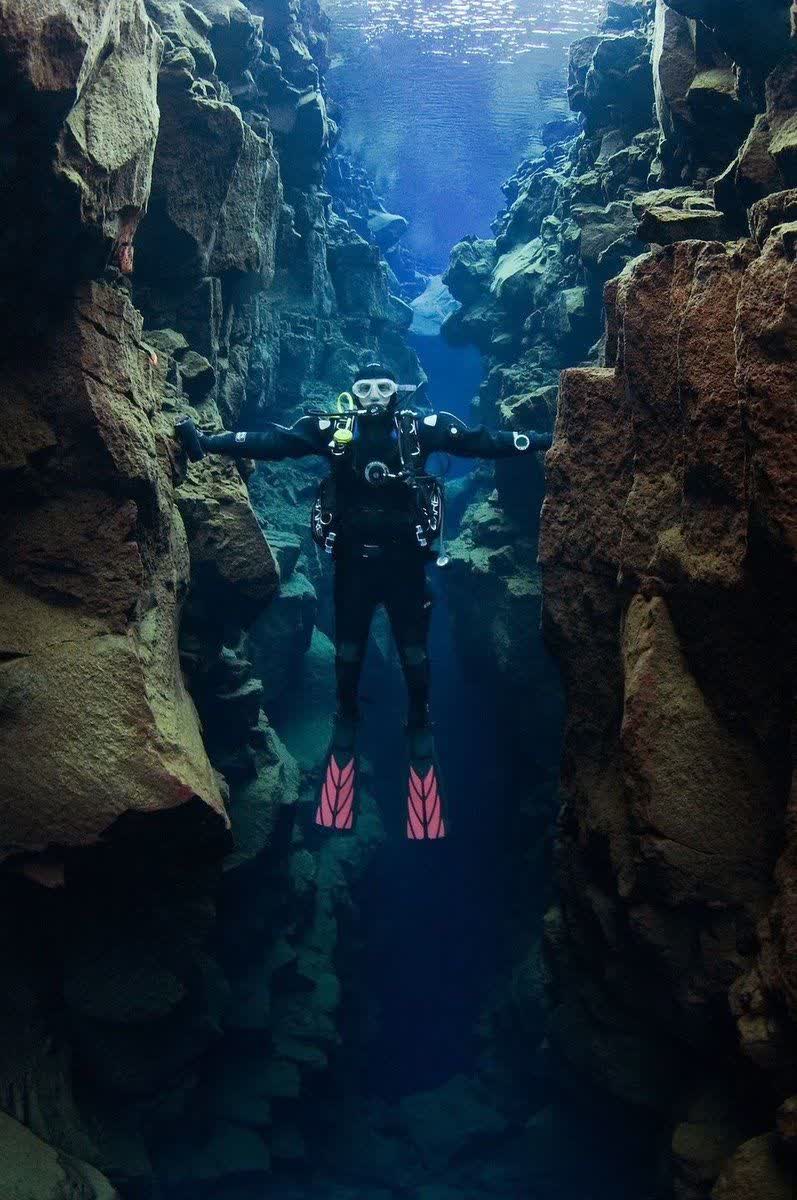 شما هم از دیدن این صحنه وحشت می‌کنید یا فقط من اینجور هستم؟

توضیح تصویر: یک دست روی آمریکای شمالی و یک دست روی اوراسیا
غواصی در ایسلند معلق میان دو صفحه زمین‌ساخت.