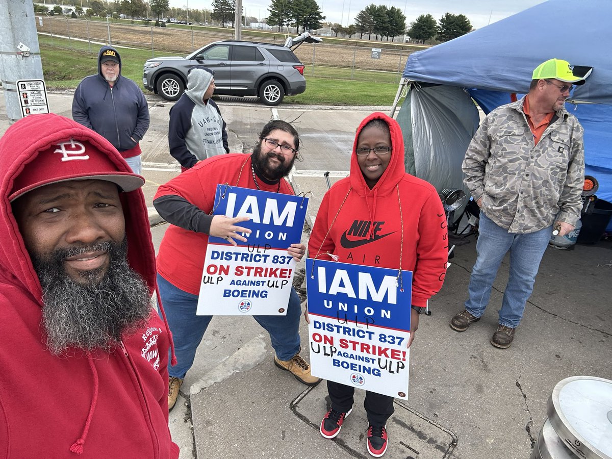 donlooney's tweet photo. #SOLIDARITYFOREVER
✊🏿 Proud to stand up IAMAW 837 in their historic fight against corporate greed. 

  📣Hold the line!!! https://t.co/kReZT7Vs16