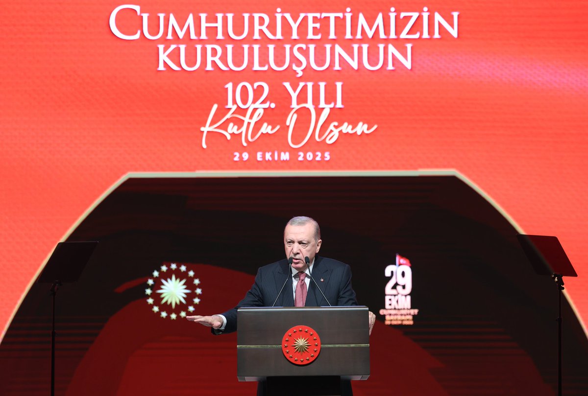 Cumhuriyetimizin 102'nci kuruluş yıl dönümünü milletçe büyük bir coşkuyla kutladık. 

Sayın Cumhurbaşkanımız <a href="/RTErdogan/">Recep Tayyip Erdoğan</a>'ın riyasetinde Anıtkabirde düzenlenen törene ve Cumhurbaşkanlığı Külliyesindeki #CumhuriyetBayramı tebrikleri kabulüne katıldık. Ayrıca, bu özel gün için