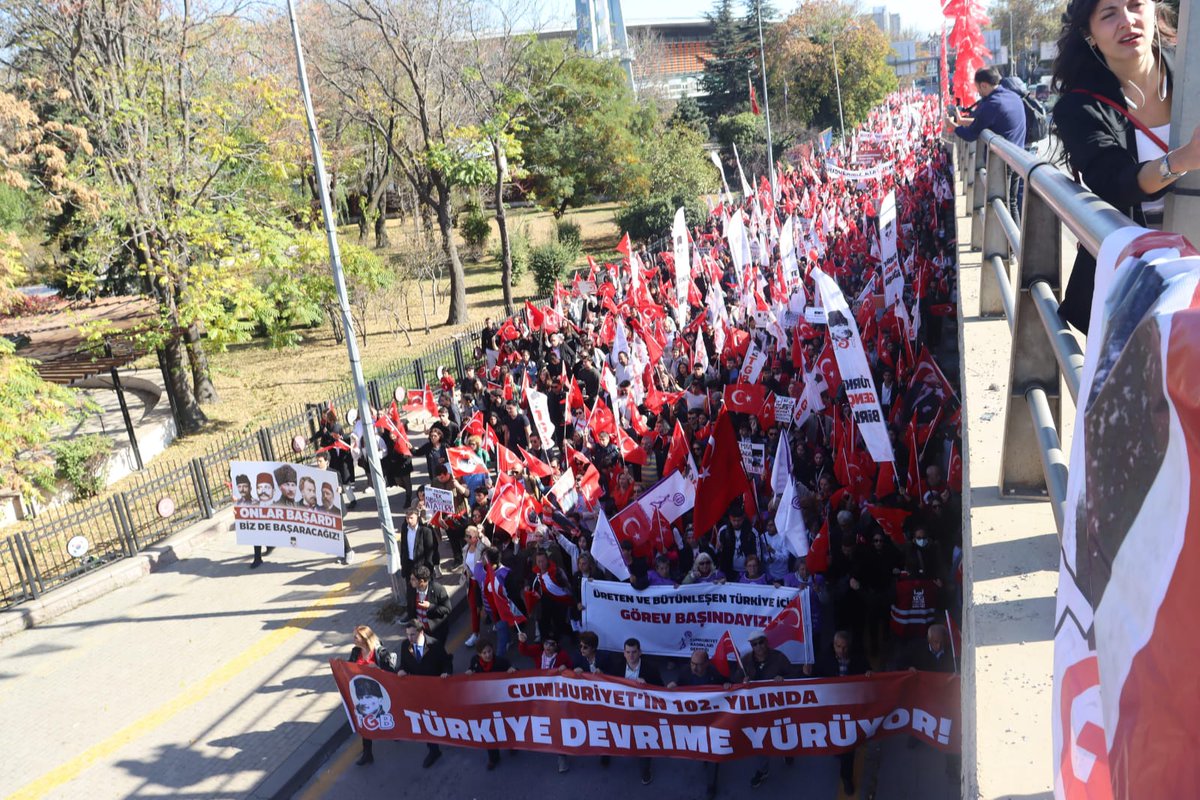 On binler Üretim Devrimi için yürüdü.