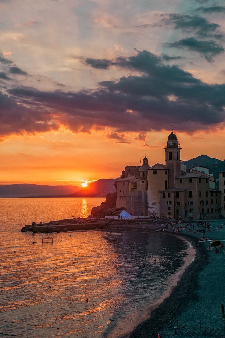 I passi delle onde che danzavano sul mare a piedi nudi
come un sogno di follie venduto all’asta
la notte quella notte cominciava un po’ perversa
e mi offriva tre occasioni per amarti

Rino Gaetano #NatiOggi

#goodnight ❤️

Camogli
