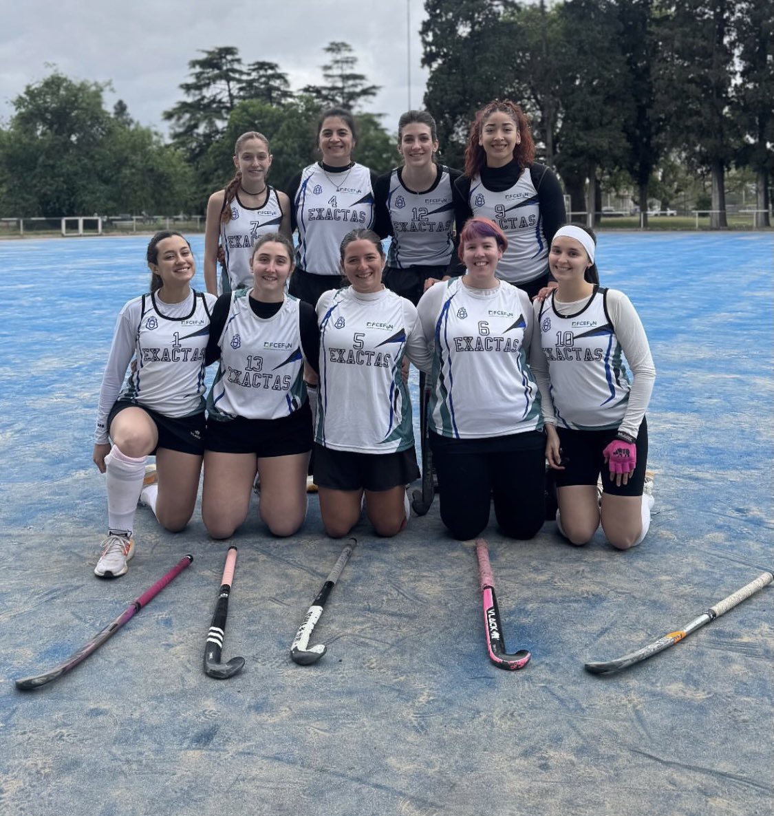 UNCDeportes's tweet photo. Ciencias Exactas, Físicas y Naturales logró la victoria en la jornada deportiva de hockey femenino, el segundo puesto fue para la Escuela de Kinesiología y Fisioterapia, seguido por el equipo de la Facultad de Psicología. https://t.co/jqinZYRhRA