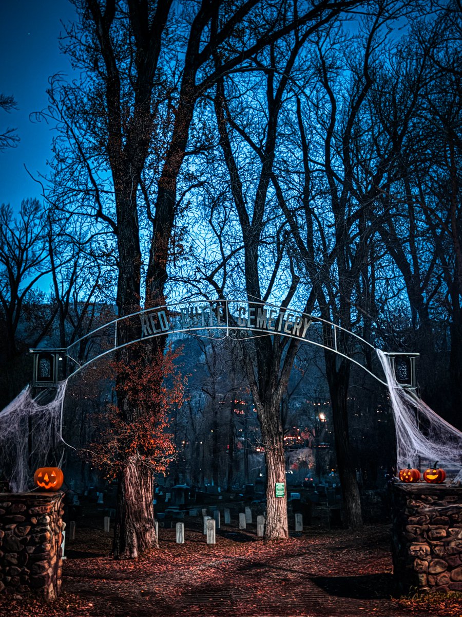 Get into the Halloween spirit, Aspen style! 🎃 

🐈‍⬛ From spooky soirées to family-friendly fun, follow the link to discover all the ways to celebrate Halloween in Aspen: bit.ly/48TPvbF