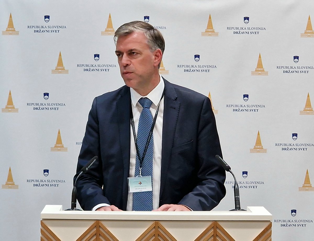 Predsednik DS RS @LotričMarko predstavlja pobude glede nujnosti sistemskega odziva države na zaostrene varnostne in socialne razmere v jugovzhodni Sloveniji.
Pobude, naslovljene na <a href="/vladaRS/">Vlada Republike Slovenije</a> in Državni zbor Republike Slovenije, se nanašajo na:
🟡takojšnje reševanje zaostrenih