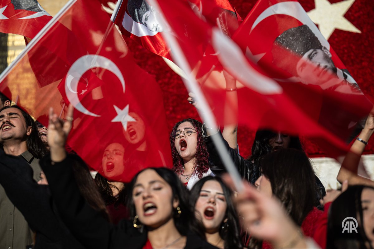 Baba Evinde Bayram Coşkusu / 29.10.2025, Ankara

#29ekimcumhuriyetbayramı #anıtkabir #atatürk #ankara #anadoluimages