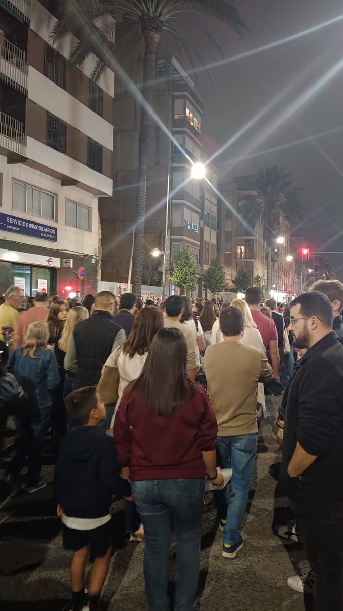 Para el gobierno del "Si necesitan ayuda que la pidan" las únicas víctimas que cuentan son las que forman asociaciones afines a los partidos políticos.
Las víctimas de a pie, están ahora mismo en las calles de Catarroja. 
Pregúntate por qué no lo ves en ningún medio.