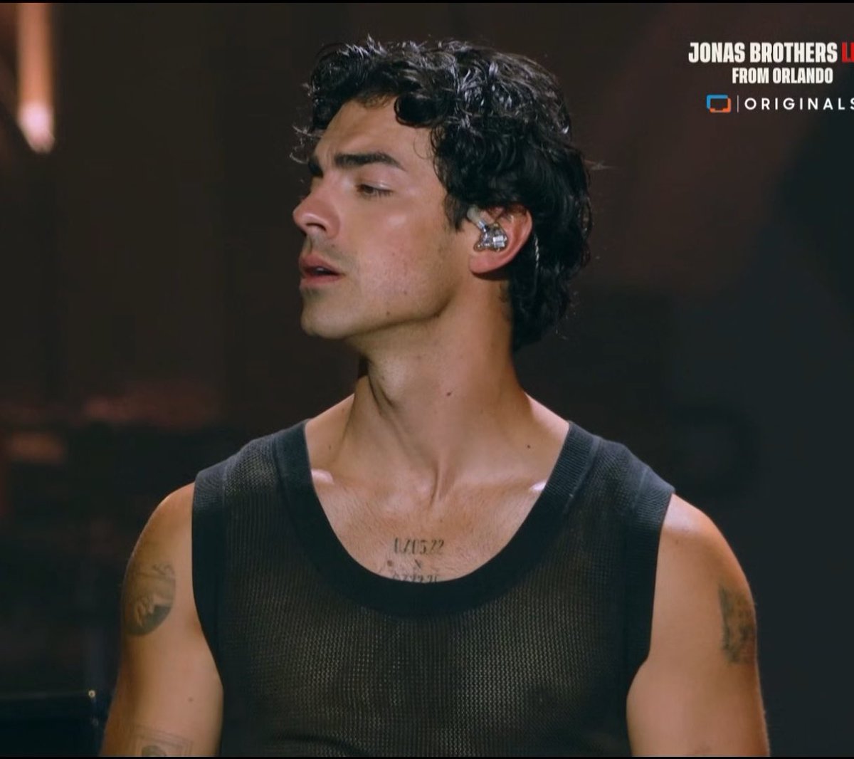 Lonelywarrior3's tweet image. Joe Jonas va por el escenario creyendo que está en una sesión de fotos.