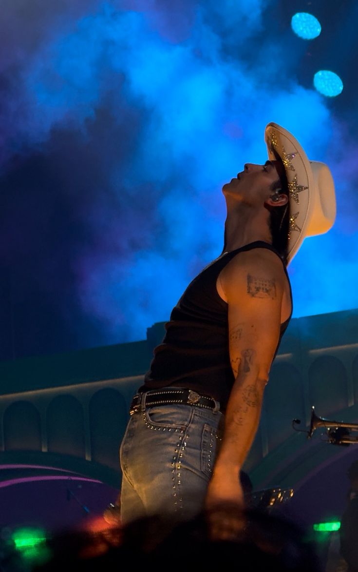 Lonelywarrior3's tweet image. Joe Jonas va por el escenario creyendo que está en una sesión de fotos.