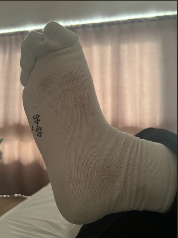 Commu_petons's tweet photo. je vends des photos de pieds, dm pour les intéréssés https://t.co/XqdBYE0lYC