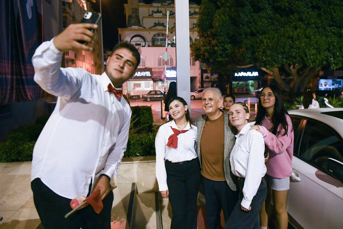 Cumhuriyetimizin 102. yılını, binlerce hemşehrimizle birlikte, ellerimizde meşaleler, gönlümüzde Atatürk sevgisiyle kutladık. Demre’nin sokaklarını, kırmızı beyaz bayraklarımız ve Cumhuriyet coşkusuyla aydınlattık.

Bu akşam sadece bir fener alayı gerçekleştirmedik.
Birlik olduk,