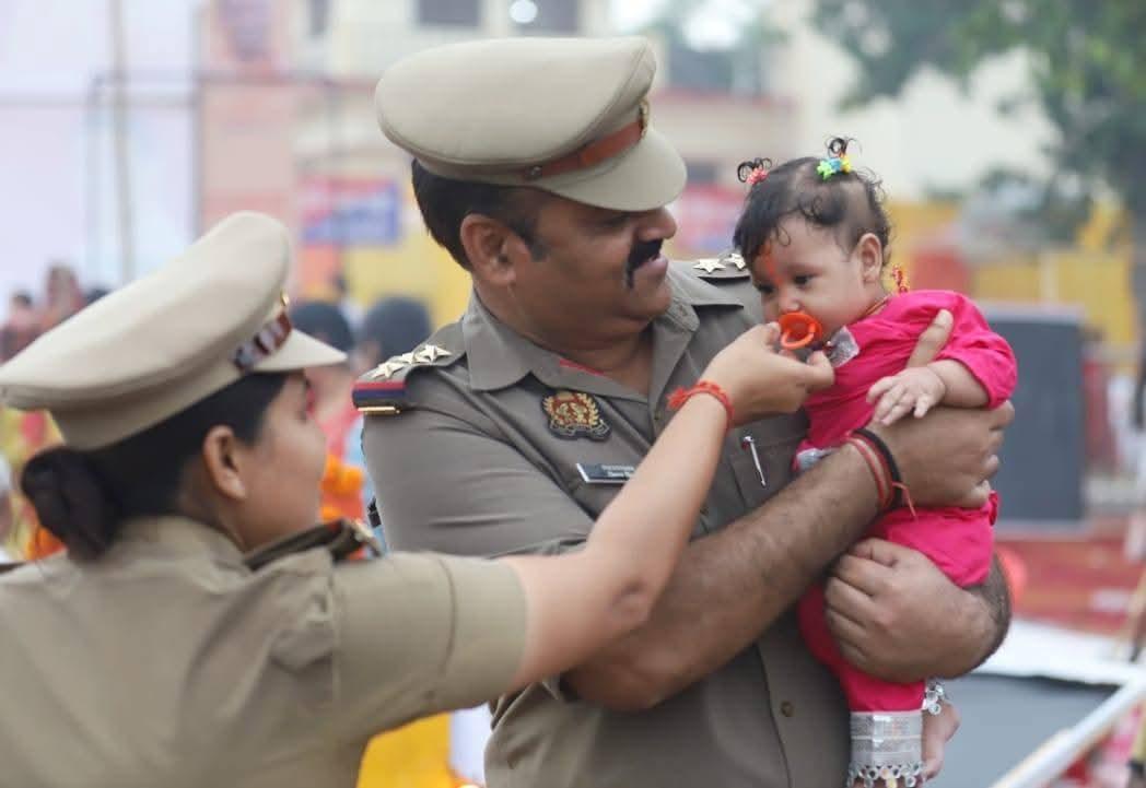 चलती फिरती हुई आँखों से अज़ाँ देखी है
मैंने जन्नत तो नहीं देखी है माँ देखी है

तस्वीर में दिख रहे पुलिस कर्मी मां की अनुपस्थिति को एक मां की ममता की तरह अपने फर्ज के साथ छठ महापर्व के दौरान लखनऊ के एक घाट पर ड्यूटी के साथ अपने अच्छे इंसान होने की जो मिसाल पेश कर रहे यही सिस्टम और