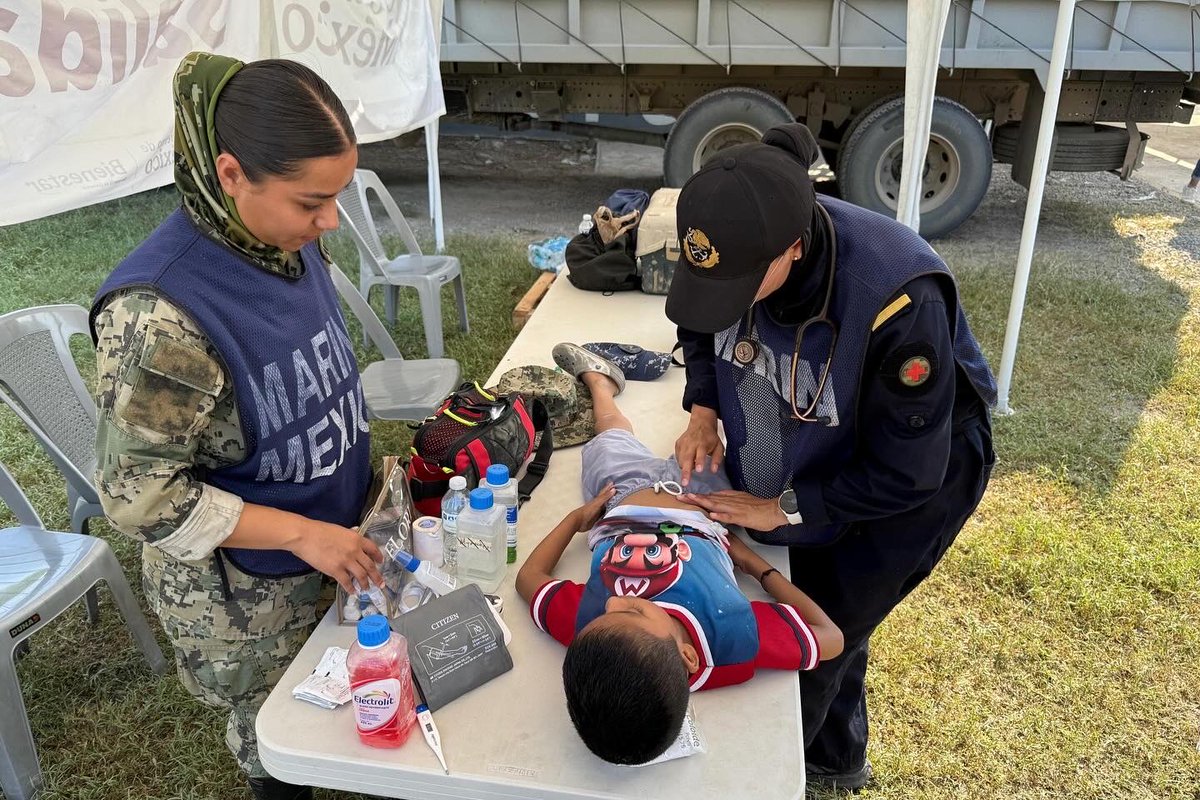 SEMAR_mx's tweet photo. ¡Cuando México llama, la Marina responde!

En los municipios de #PozaRica, #Álamo, #ElHigo y #Tempoal, avanzamos con más del 90% de recuperación y limpieza. Además, en todo el estado de #Veracruz, seguimos brindando apoyo constante, llevando ayuda, protección y esperanza a cada hogar afectado. 

Gracias a la participación del arduo trabajo conjunto con las comunidades, hemos logrado:

⚓ Más de 55,800 despensas entregadas.
⚓ Más de 600 operaciones aéreas estratégicas. 
⚓ Más de 24,300 atenciones médicas brindadas. 
⚓ Más de 14,500 personas auxiliadas.
⚓ Cerca de 95,000 raciones de comida repartida.
⚓ Más de 211,300 litros de agua potabilizada.
⚓ Cerca de 98,000 m³ de basura y escombro retirado.

#ParaServirAMéxico #PlanMarina