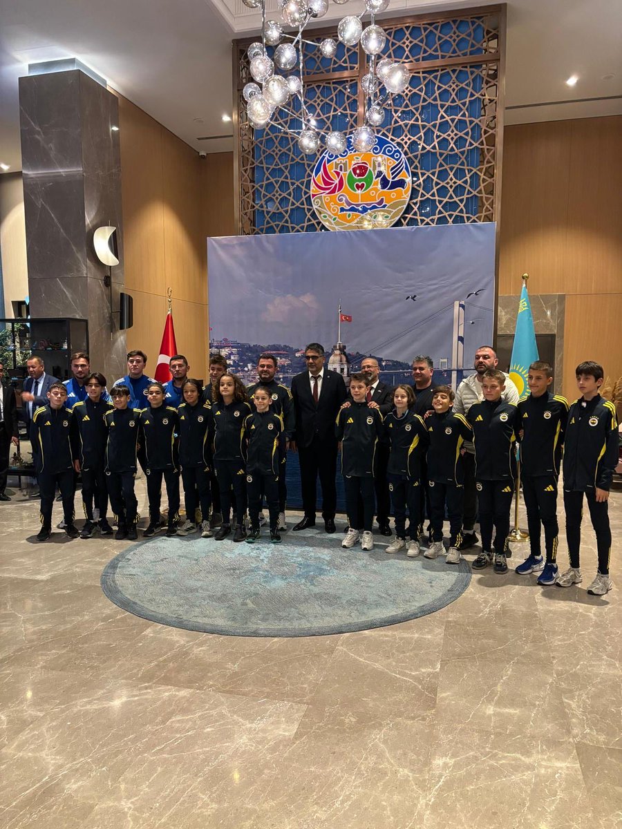 fbakademi's tweet photo. Türkistan Kupası nedeniyle Kazakistan’ın Türkistan şehrinde bulunan U12 Takımımız, Türkistan Başkonsolosuğu tarafından düzenlenen Cumhuriyet Bayramı resepsiyonuna katıldı. 💛💙 https://t.co/iRiaAYw0vl