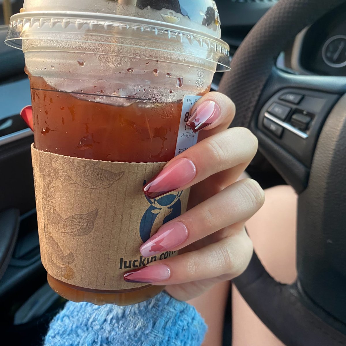 emilyya1a's tweet image. Sipping on iced vibes, one chic detail at a time 💅🏼📷 #SohoStyle #NailGoals #OnTheGo