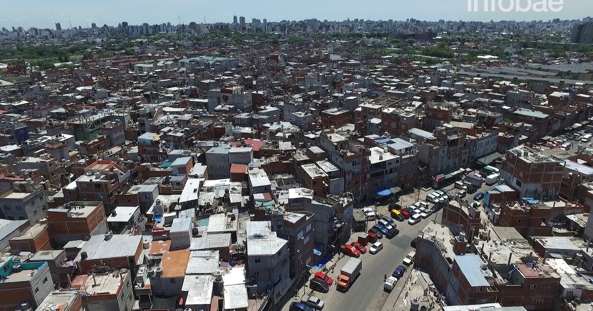 En Argentina hay mas de 5 millones de personas viviendo en villas. En la 1-11-14, el 85% son inmigrantes en su mayoria ilegales.

Si no queremos terminar como Río de Janeiro, hay que erradicarlas y recuperar a los argentinos laburantes que estan ahí.

ARGENTINA PARA ARGENTINOS 🇦🇷