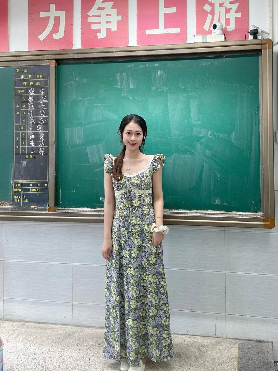 YanZixu94's tweet photo. 清晨第一个推开教室门，阳光正好落在讲台的粉笔灰上。安静的空间里，仿佛已能听见稍后的书声琅琅。早安，新的一天。 https://t.co/3DYfXXdf45