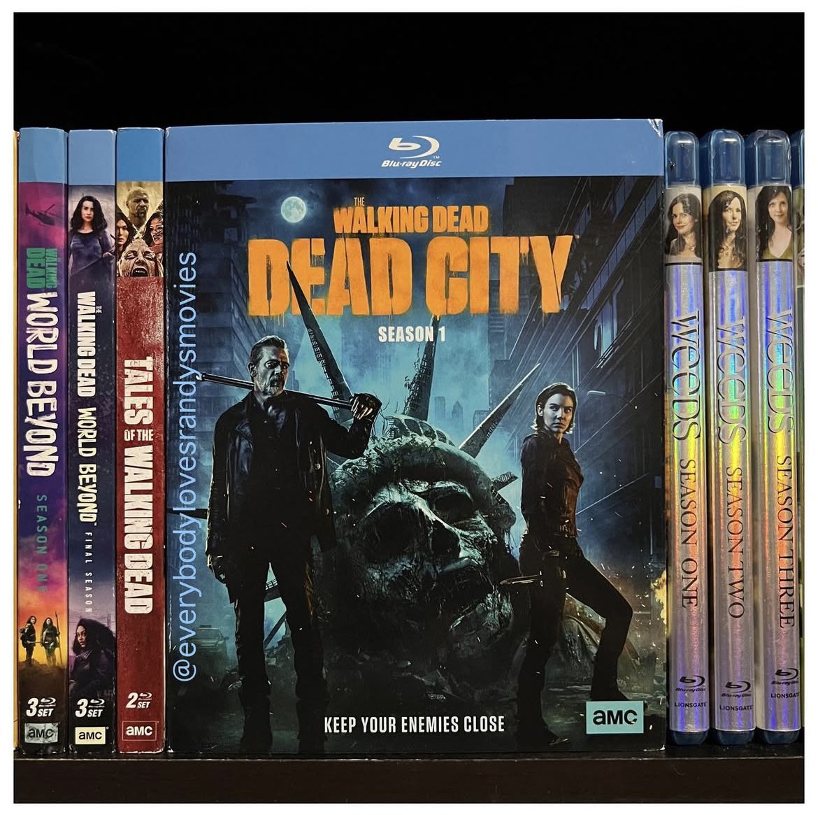 RandysMovies's tweet photo. TV Show: #TheWalkingDeadDeadCity: Season 1 (2023)
Starring: #LaurenCohan #JeffreyDeanMorgan #GaiusCharles #ŽeljkoIvanek #MahinaNapoleon
Guest Starring/Recurring: #MichelleHurd #LoganKim #TreySantiagoHudson #MichaelAnthony #JonathanHiggbotham #KarinaOrtiz #StevenOgg #LisaEmery
Directed By: Multiple Directors
#BluRay
#CouchPotato
#TVShowCollector
#BluRayCollection
#TVShowCollection
#TVJunkie
#AMC
#TheWalkingDead
#PhysicalMedia
#TVTwitter 🧟♀️
