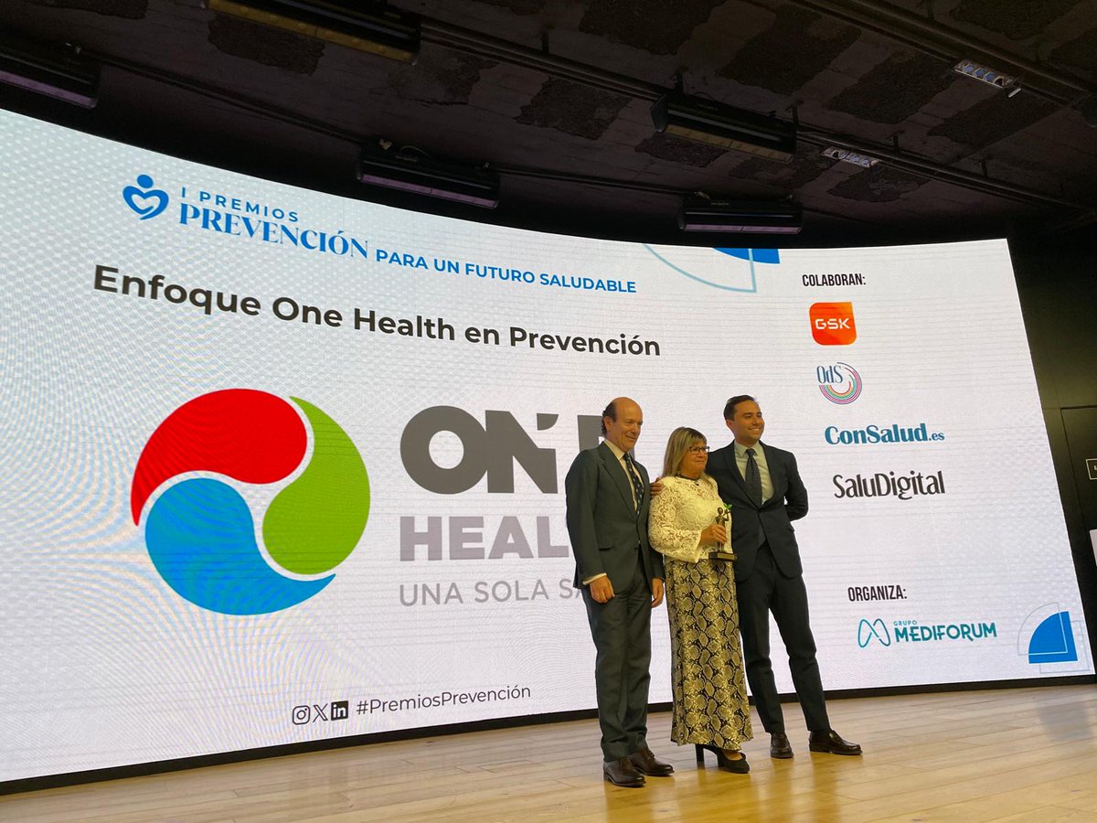 👉 #PremiosPrevención | La distinción Enfoque #OneHealth en Prevención cae en <a href="/Plat_OneHealth/">Plataforma One Health</a> 

Recoge el premio ➡️ Maite Martín, Presidenta de la Plataforma One Health