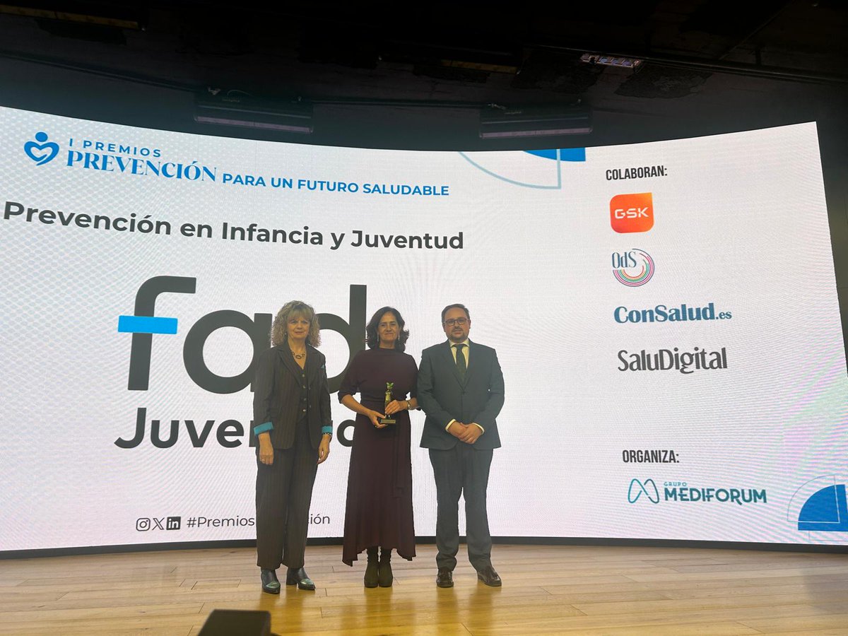 🏆 El Premio a la Prevención en la Infancia y Juventud es para <a href="/FadJuventud/">Fad</a>, en reconocimiento a su labor para mejorar el #bienestar de los jóvenes y situarlos como protagonistas del presente y constructores del futuro

Recibe el galardón su DG, Beatriz Martín
 #PremiosPrevención
