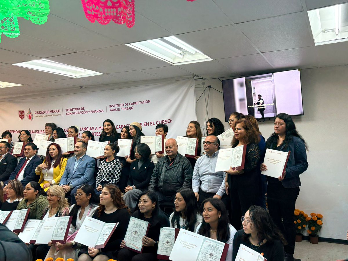 ICATEP_Oficial's tweet photo. ✨ El titular del #ICATEP, Alfonso Aguirre González, asistió a la Ceremonia de Clausura y Entrega de Constancias del curso “Producción de Pan Artesanal”, realizada en la Ciudad de México del @icat_cdmx. 🍞
Extendemos un especial reconocimiento a Guadalupe Ramos Sotelo, Directora General del Instituto de Capacitación para el Trabajo de la Ciudad de México, por su liderazgo y compromiso en la formación de más mujeres con habilidades que transforman vidas. ✨💛 @G_RamosSotelo
Un evento que reconoce el talento, esfuerzo y dedicación de mujeres que, a través de la capacitación, fortalecen su autonomía y preservan nuestras tradiciones. 🌾👩🍳
El #ICATEP celebra cada acción que impulsa el aprendizaje y la certificación del trabajo con calidad y orgullo. 💪🏻
#PorAmorAPuebla #PensarEnGrande