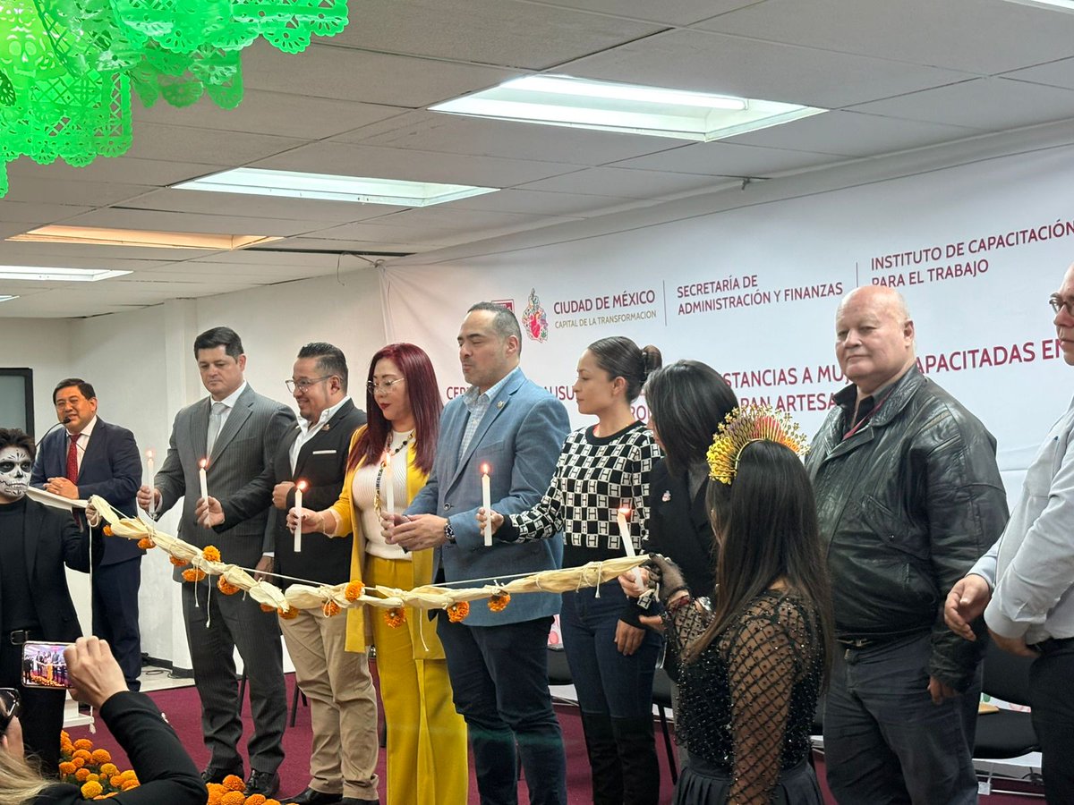 ICATEP_Oficial's tweet photo. ✨ El titular del #ICATEP, Alfonso Aguirre González, asistió a la Ceremonia de Clausura y Entrega de Constancias del curso “Producción de Pan Artesanal”, realizada en la Ciudad de México del @icat_cdmx. 🍞
Extendemos un especial reconocimiento a Guadalupe Ramos Sotelo, Directora General del Instituto de Capacitación para el Trabajo de la Ciudad de México, por su liderazgo y compromiso en la formación de más mujeres con habilidades que transforman vidas. ✨💛 @G_RamosSotelo
Un evento que reconoce el talento, esfuerzo y dedicación de mujeres que, a través de la capacitación, fortalecen su autonomía y preservan nuestras tradiciones. 🌾👩🍳
El #ICATEP celebra cada acción que impulsa el aprendizaje y la certificación del trabajo con calidad y orgullo. 💪🏻
#PorAmorAPuebla #PensarEnGrande